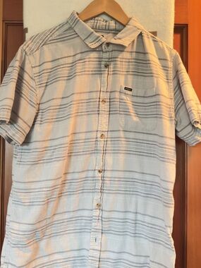 O'Neill Men's Short-Sleeve Button-Down Shirt in Light Gray and White Stripes